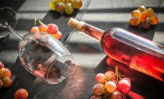 Vin rosé: din ce este făcut, cum se bea, servind tehnologia