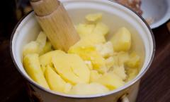 البطاطس مع الحساء - لذيذة وسريعة وبدون تكلفة إضافية!